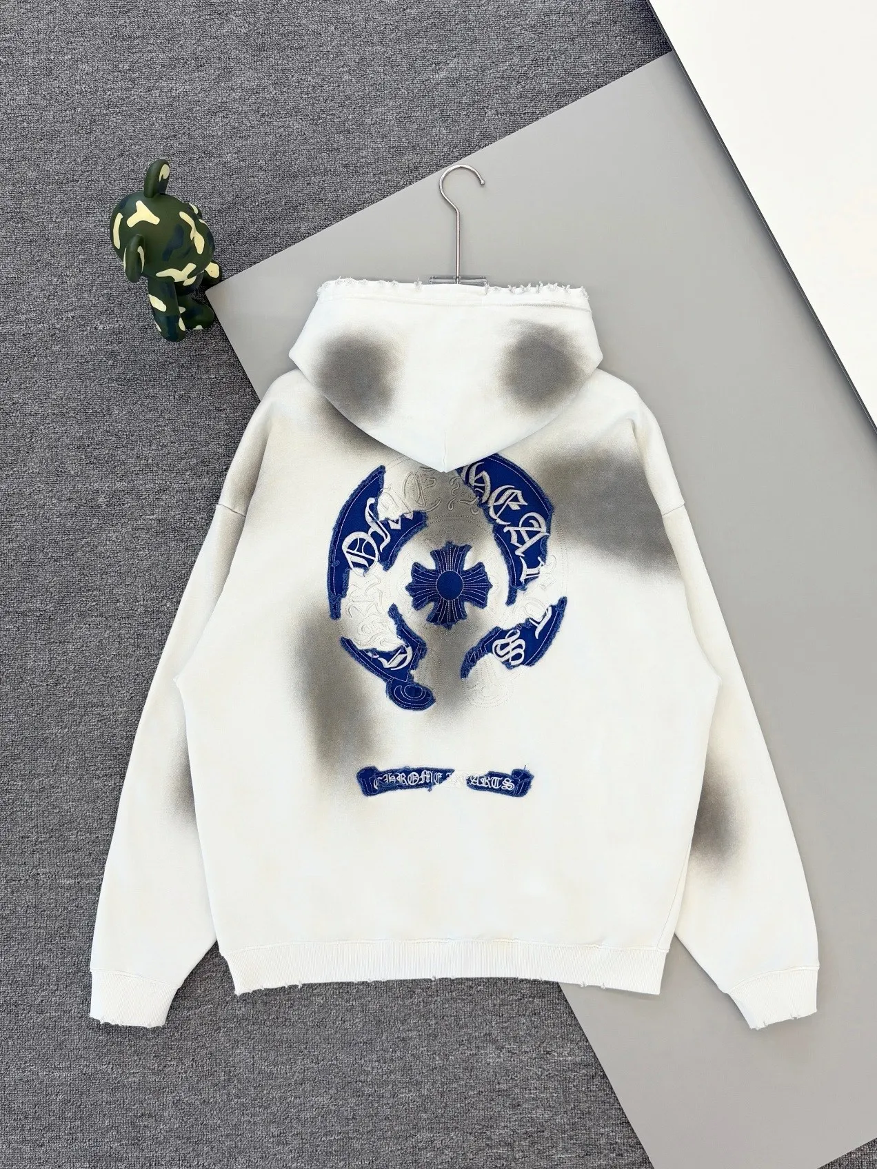 P340 [Higher version] Chrome Hearts*Chrome heart patch embroidered horseshoe logo‼ ️Hooded sweatshirt *Made of 430g pure cotton sweatshirt fabric with double yarns. The fabric is woven with double yarns and twisted together. The strength is 40% higher than that of single yarns, forming a three-dimensional texture similar to the texture of tripe. It not only maintains the moisture absorption and breathability of pure cotton, but also achieves "softness and not collapse" through double yarn thickening. The whole strip of Maliu scanning spray technology uses the washing process to produce a natural fading effect in parts, and the os version has a more lazy and loose feeling. *Laser burnt patch embroidery➕Frayed process: micro-label on the chest patch, large logo horseshoe pattern on the back, heavy laser burnt three-dimensional patch embroidery pattern design, washed and frayed, and the overall garment presents a lazy style. *Whether it is daily outings or sports and fitness, you can show your trendy attitude and become the focus of the street. Same style for men and women 𝐂𝐎𝐋𝐎𝐔𝐑: white, blue, black 𝐒𝐈𝐙𝐄: S-XL